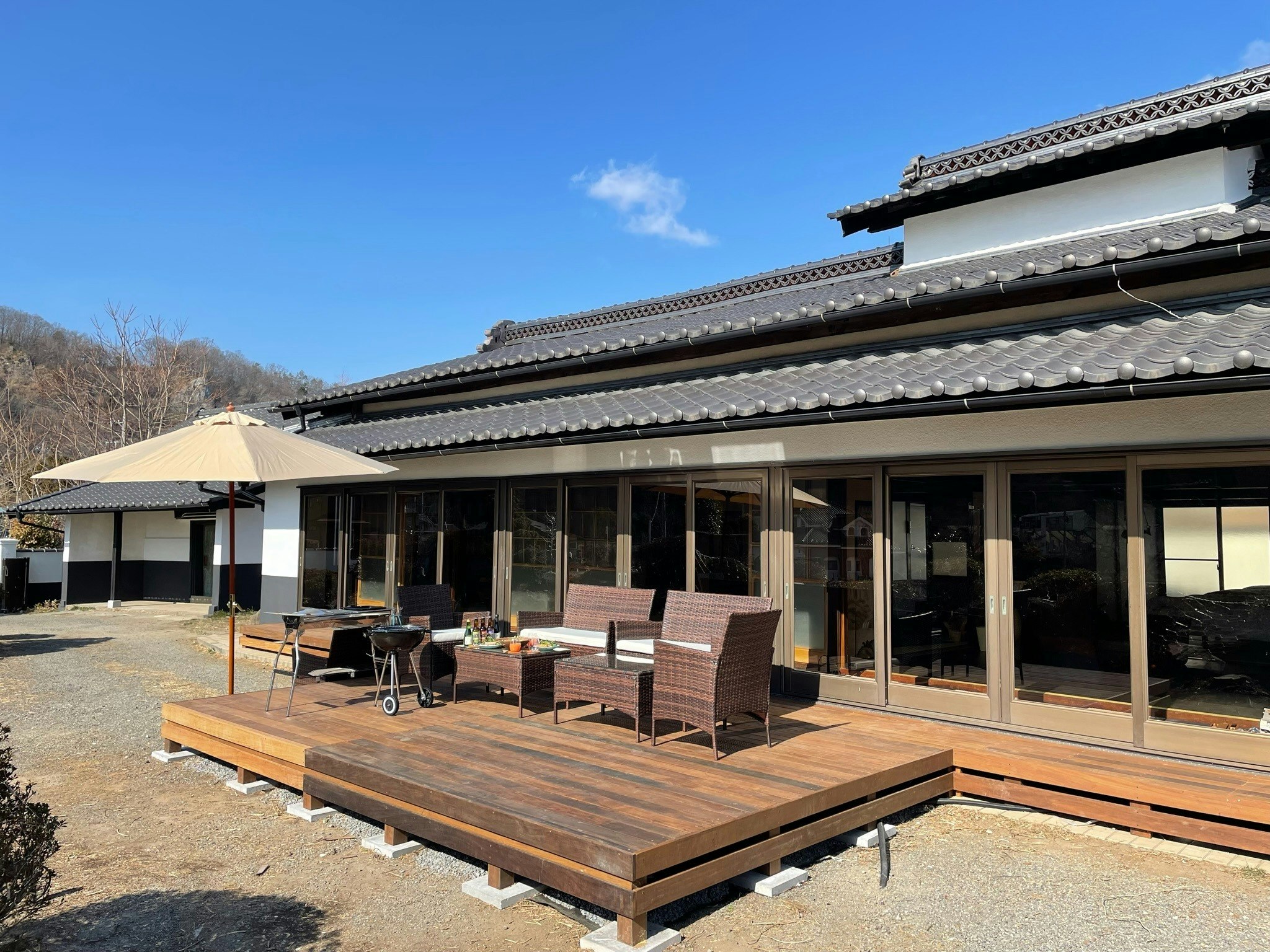 富士山と八ヶ岳に囲まれた囲炉裏のある一軒家。スチームサウナ付き10人風呂で極上の寛ぎ